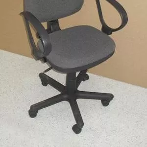 новое офисное кресло