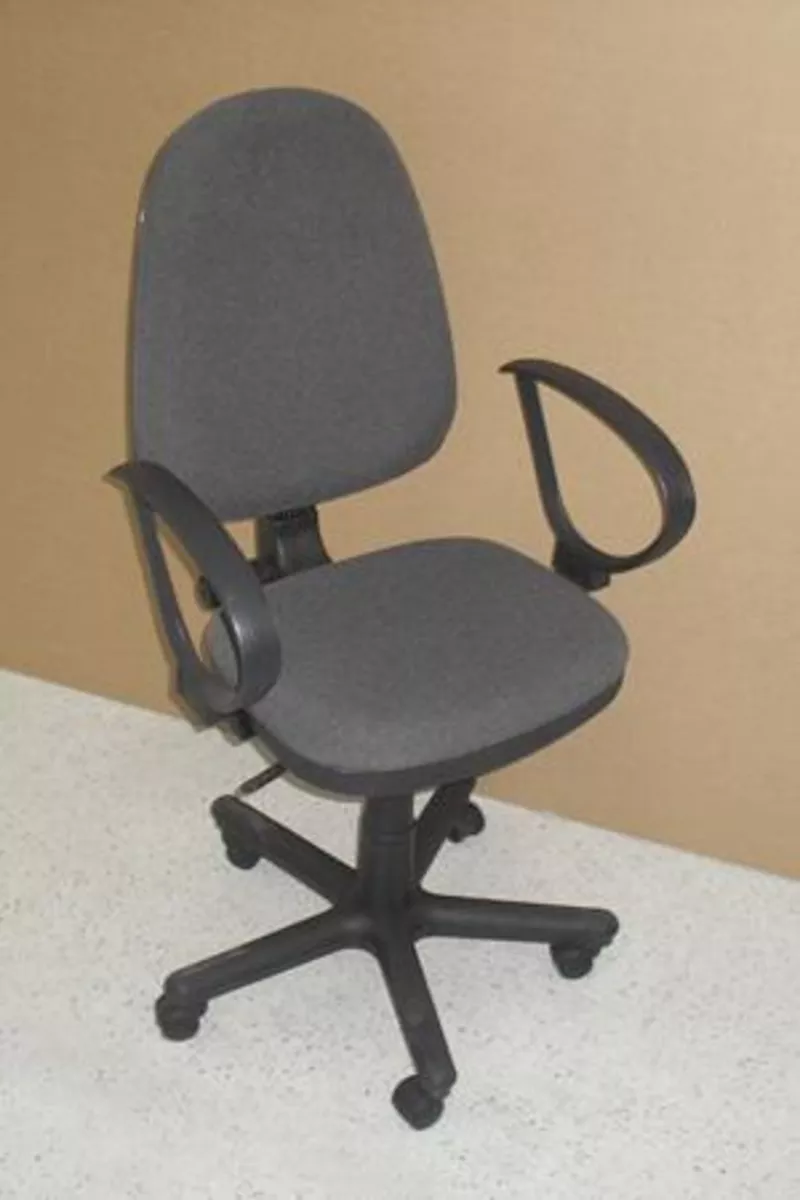 новое офисное кресло